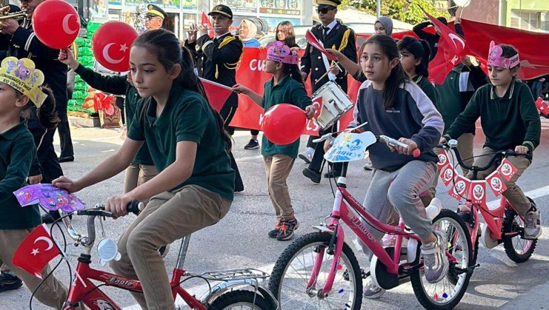  Bando Eşliğinde Kortej Yürüyüşü ve Bisiklet Turu